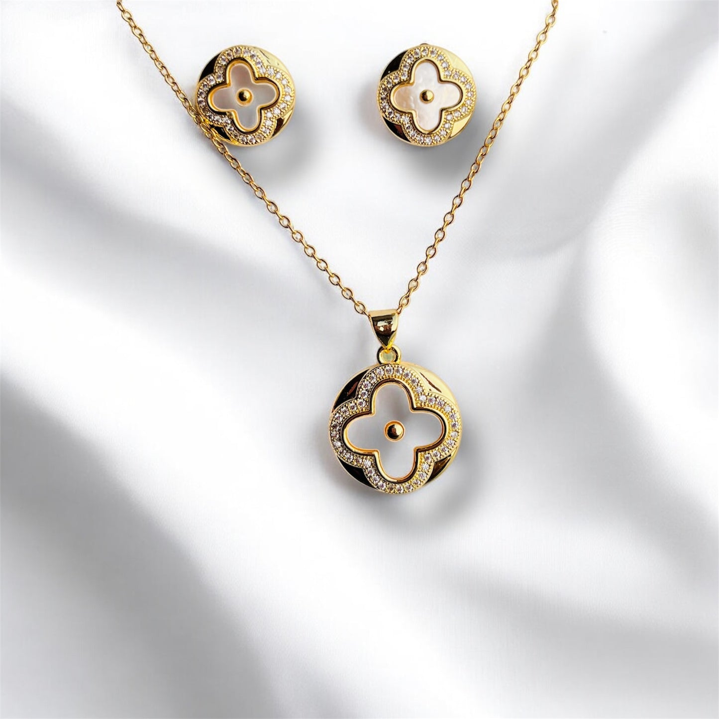 18K Gold Plated Elegant Clover Love Pendant Set