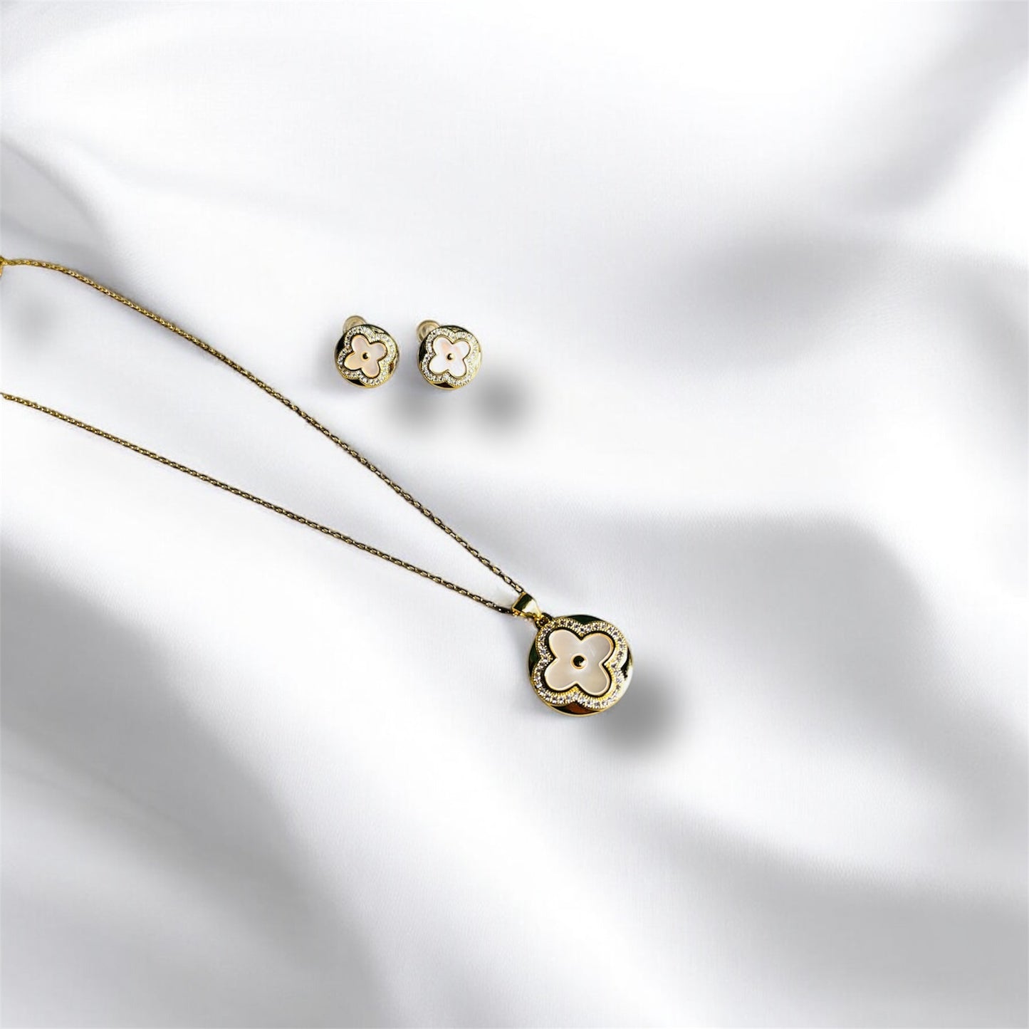 18K Gold Plated Elegant Clover Love Pendant Set