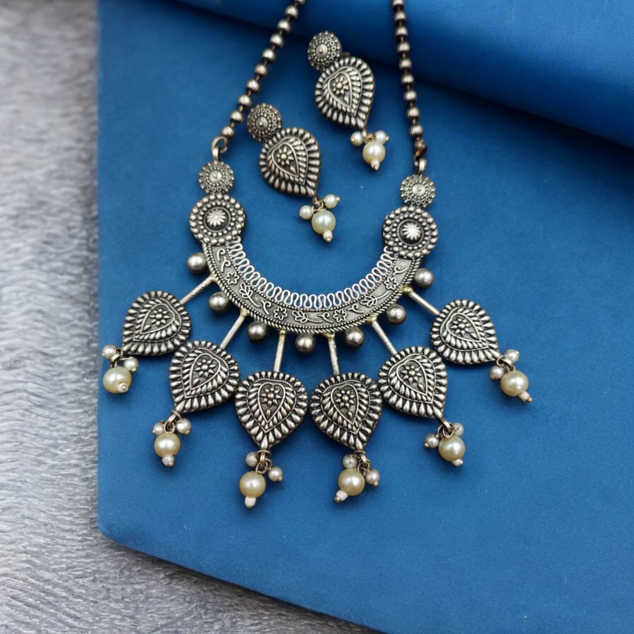 Vintage Look Silver Replica Necklace Set
